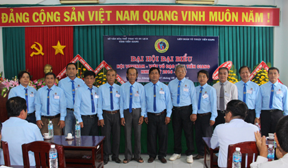 Ban chấp hành mới ra mắt đại hội.