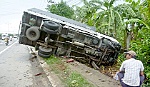 Bị xe tải va quẹt, 1 phụ nữ nhập viện
