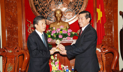 Chủ tịch UBND tỉnh Tiền Giang Lê Văn Hưởng tặng quà lưu niệm của tỉnh cho ông Chen De Hai, Tổng Lãnh sự nước Cộng hòa nhân dân Trung Hoa tại TP. Hồ Chí Minh.