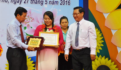 Ông Nguyễn Văn Khang, nguyên Chủ tịch UBND tỉnh và ông Đặng Thanh Liêm, Bí thư Thành ủy Mỹ Tho trao thưởng cho các giáo viên.