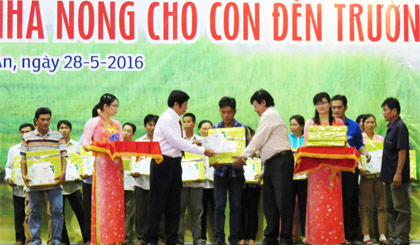 Ông Nguyễn Văn Quang, Chủ tịch Hội Nông dân tỉnh Tiền Giang trao vốn và quà cho 1 hộ nông dân Tiền Giang.