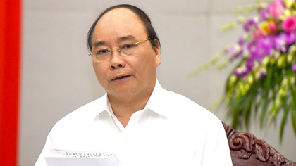 PM Nguyen Xuan Phuc chairs the Cabinet’s meeting on the socio-economic situation. (Credit: VGP)