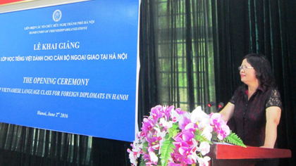 Standing vice president of Hanoi Union of Friendship Organizations Vu Thi Hai at the opening ceremony. (Source: CPV)