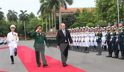 Bộ trưởng Quốc phòng Ngô Xuân Lịch và Bộ trưởng Quốc phòng Pháp Jean - Yves Le Drian duyệt đội danh dự Quân đội nhân dân Việt Nam. Ảnh: Trọng Đức/TTXVN