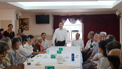  Chairman of the Provincial People’s Committee Le Van Huong delivers a speech at the event