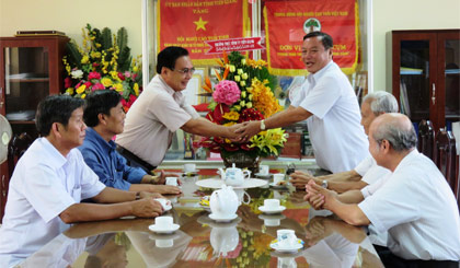 Ông Võ Văn Bình, Phó Bí thư Tỉnh ủy (bên trái) trao tặng lẵng hoa chúc mừng Hội Người cao tuổi tỉnh.