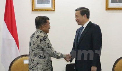 Bộ trưởng Tô Lâm chào xã giao Phó Tổng thống Cộng hòa Indonesia Jusuf Kalla. Ảnh: Đỗ Quyên/Vietnam+