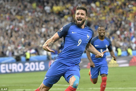  Giroud ghi bàn mở tỷ số. Nguồn: AP