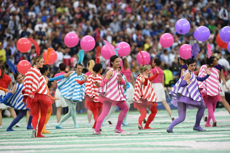  Các vũ công tham gia tiết mục nghệ thuật đặc sắc tại lễ khai mạc Euro 2016 trên sân Stade de France ngày 10-6. Ảnh: EPA/TTXVN