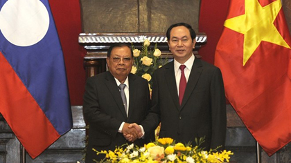 President Tran Dai Quang (right) and Lao Party General Secretary and President Bounnhang Vorachith, who visited Vietnam in April (Source: VNA)