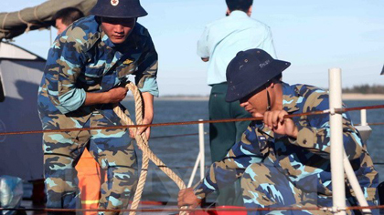 Naval ship HQ211 heads to the sea to join the search (Source: VNA)