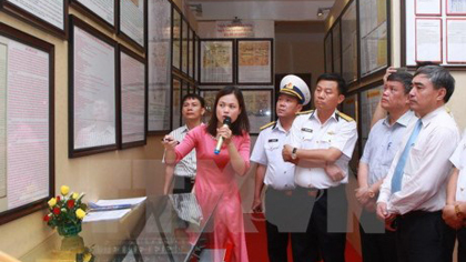 Deputy Minister Nguyen Minh Hong (Ms) and soldiers and officers at the Navy Region 1 (Source: VNA)