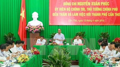 Prime Minister Nguyen Xuan Phuc speaks at the working session with Can Tho's officials on June 13 (Photo: VNA)