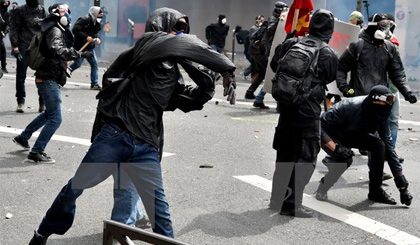 Người biểu tình quá khích xung đột với cảnh sát tại thủ đô Paris, Pháp ngày 14-6. Ảnh: AFP/TTXVN