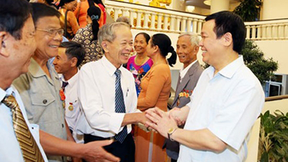 Deputy PM Vuong Dinh Hue (R) receives former political prisoners