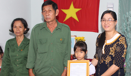 Bà Lê Thị Hồng Trang, Phó Chủ tịch Ủy ban MTTQ TP. Mỹ Tho  trao quyết định tặng nhà