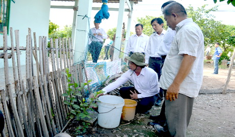 Ông Nguyễn Văn Danh, Bí thư Tỉnh ủy kiểm tra nước sinh hoạt tại nhà dân sau khi hệ thống Cấp nước Tân Phú Đông đưa vào vận hành, khai thác.