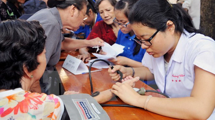 Medical workers give check-ups to the elderly (Photo: VNA)