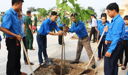 Đoàn viên thanh niên tham gia trồng cây tại Đồn Biên phòng Tân Thành.