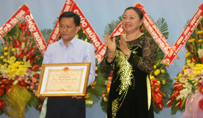Bà Trần Kim Mai, Phó Chủ tịch Thường trực  UBND tỉnh trao giải thưởng Xuất sắc Giải Báo chí Tiền Giang - Nguyễn Văn Nguyễn lần thứ VII  (2014 - 2015) cho nhà báo Thái Thiện, Báo Ấp Bắc.