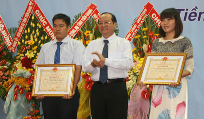 Ông Trần Thanh Đức, Phó Chủ tịch UBND tỉnh, Chủ tịch Hội đồng Tổ chức Giải Báo chí Tiền Giang - Nguyễn Văn Nguyễn trao giải A Giải Báo chí cho nhà báo Thanh Đào.