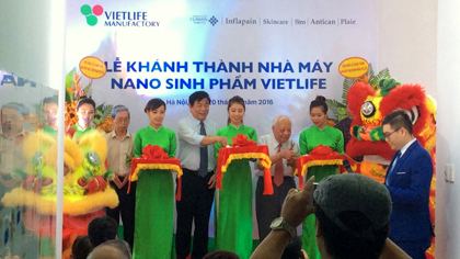 Delegates cut the ribbon to open the first biological nano-product manufacturing line in Vietnam. (Credit: NDO)  Font Size:     |  