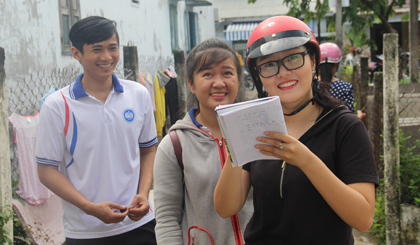 Các tình nguyện viên khảo sát chỗ ở cho thí sinh. 			Ảnh: VĨNH SƠN