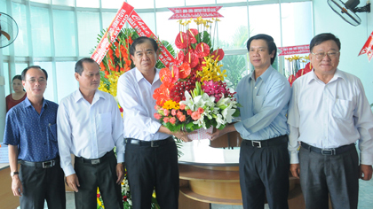 Provincial Party Committee Secretary Nguyen Van Danh newspaper gave flowers to congratulate Ap Bac.