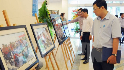 Visitors to the exhibition (Source: VNA)