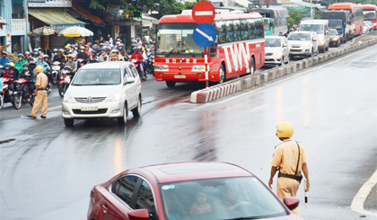 Lực lượng cảnh sát giao thông tham gia điều tiết giao thông vào dịp lễ. Ảnh: Vân Anh