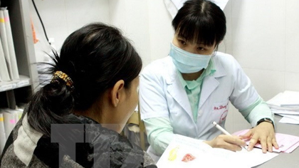 Check-up for a HIV-infected woman (Photo: VNA)