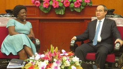 VFF President Nguyen Thien Nhan (right) receives former WB Country Director Victoria Kwakwa. (Credit: CPV)