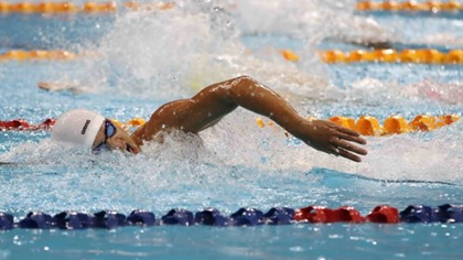 Hoang Quy Phuoc pockets a silver medal in the men’s 200m freestyle in an open swimming tournament in Hungary. (Photo:baoquangngai.vn)