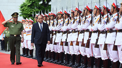 PM Nguyen Xuan Phuc inspects the guard of honour. (Credit: VGP)