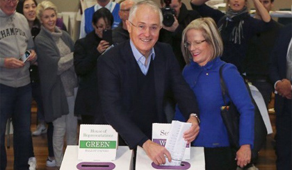 Thủ tướng Malcolm Turnbull và vợ đi bỏ phiếu. Nguồn: CNN