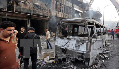 Cảnh sát điều tra tại hiện trường vụ đánh bom ở Karada, phía Nam thủ đô Baghdad. Nguồn: EPA/TTXVN
