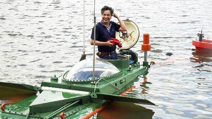 Nguyen Quoc Hoa and his second mini-submarine. 