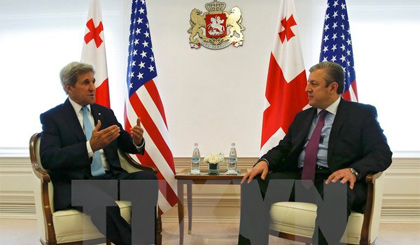 Thủ tướng Gruzia Giorgi Kvirikashvili (phải) có cuộc gặp với Ngoại trưởng Mỹ John Kerry đang trong chuyến thăm Gruzia trước khi tham dự Hội nghị thượng đỉnh của NATO tại Ba Lan. Ảnh: EPA/TTXVN