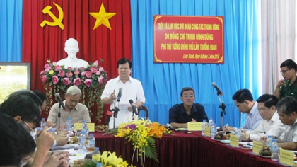 Deputy PM Trinh Dinh Dung speaks at a working session with Dong Nai authorities. (Photo: baogiaothong.vn)