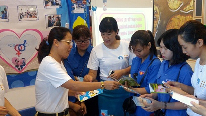 Youngsters being offered reproductive health counseling at the meeting in celebration of the 2016 World Population Day in Hanoi on July 9. (Credit: NDO)