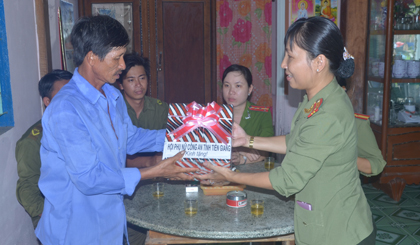 Hàng năm, Hội Phụ nữ Công an tỉnh tổ chức đến thăm, tặng quà  gia đình AHLS Võ Thị Lớ.