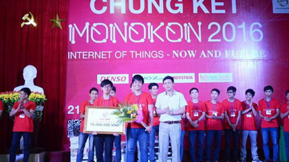 Dau Ba Kien (left) and Do Thanh Phong (middle) pose for a picture at the awards ceremony of Monokon 2016, a technology contest for students nationwide, in Da Nang City