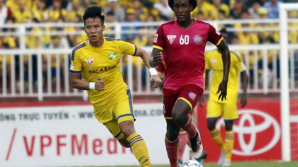 Carlos Lima (right) scores the only goal to earn his home team Saigon FC a narrow win 1-0 against Song Lam Nghe An during their clash at Thong Nhat Stadium on July 10. (Credit: thethaovanhoa.vn)