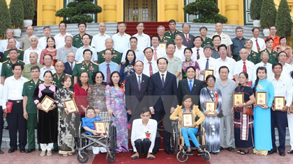 President Tran Dai Quang takes photo with the delegates (Source: VNA)