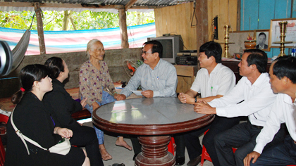 Deputy Secretary of Provincial Party Committee Vo Van Binh visited and presented gift to Vietnamese Mother Pham Thi Day in Phu An commune, Cai Lay district.