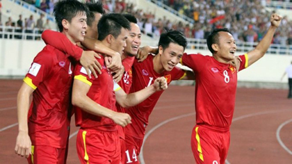 Vietnamese football players celebrate scoring in a match. (Source: vff.org.vn)