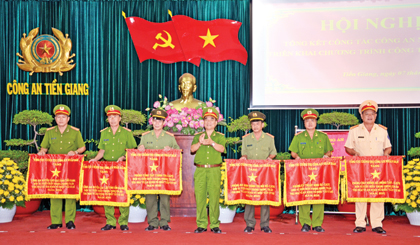 Công an huyện Cai Lậy (thứ hai từ trái sang) nhận Cờ thi đua xuất sắc do Tổng cục Chính trị CAND tặng  tại Hội nghị tổng kết công tác Công an năm 2015.