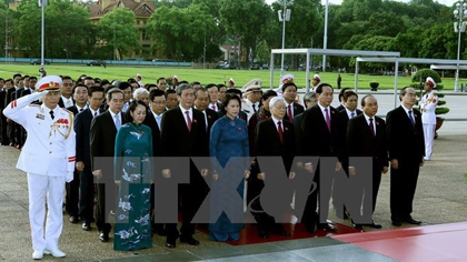 Party and State leaders and the deputies pay tribute to late President Ho Chi Minh at his mausoleum (Photo: VNA)