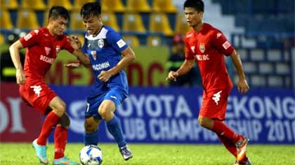 Becamex Binh Duong (red) and Quang Ninh Coal (blue) tie 1-1 in their clash under the National Cup semi-finals at Go Dau Stadium in Binh Duong province on July 20. (Credit: bongdanet.vn)