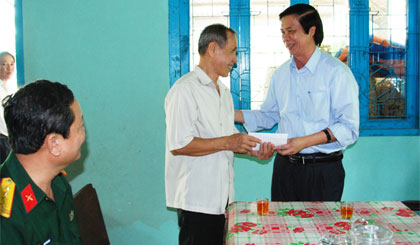 Secretary of the Provincial Party Committee Nguyen Van Danh visited and presented gift to war invalid Quach Van Hai in My Phong commune of My Tho city.